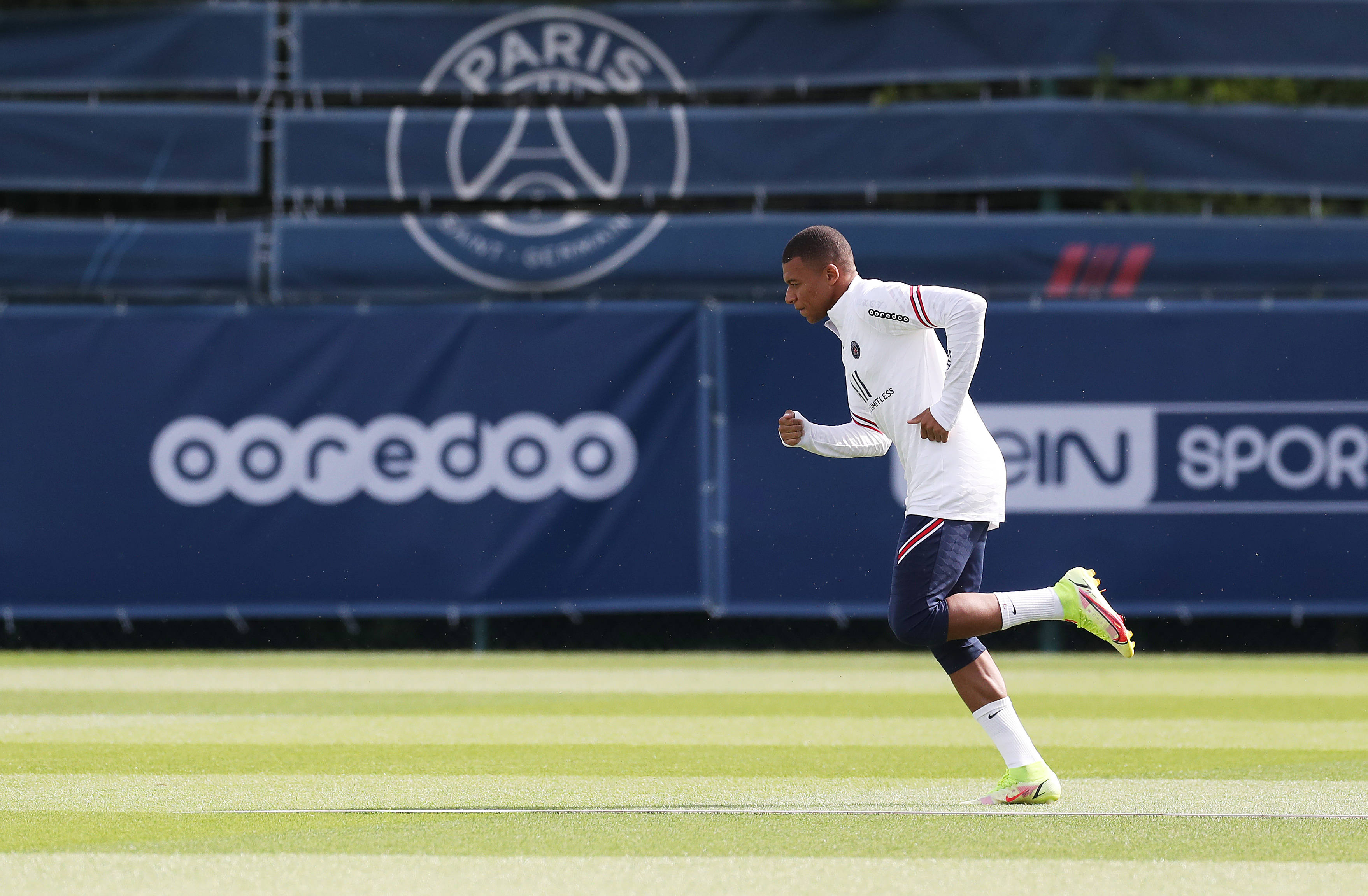 曼联在关键比赛中表现不佳，换人失误导致防守漏洞，边路优势被对手逆转，整体表现令球迷不满。