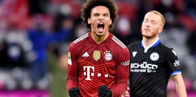 墨西哥一处世界杯训练场地状况百出：一角长满了树，边线是弯的